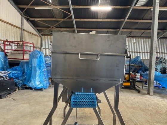Conveyor with feeder hopper Pic 06